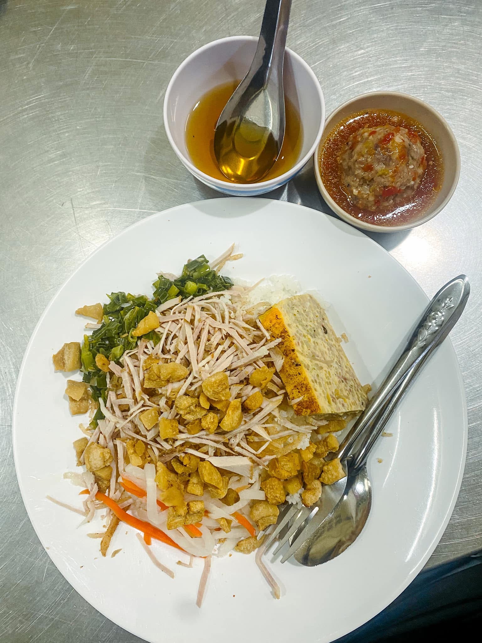 Tiệm cơm lâu năm giữa Quận 1 bỗng nghỉ bán khiến khách tiếc ngẩn ngơ, biết lý do phía sau còn bất ngờ hơn- Ảnh 13. Tiệm cơm lâu năm giữa Quận 1 bỗng nghỉ bán khiến khách tiếc ngẩn ngơ, biết lý do phía sau còn bất ngờ hơn- Ảnh 13.