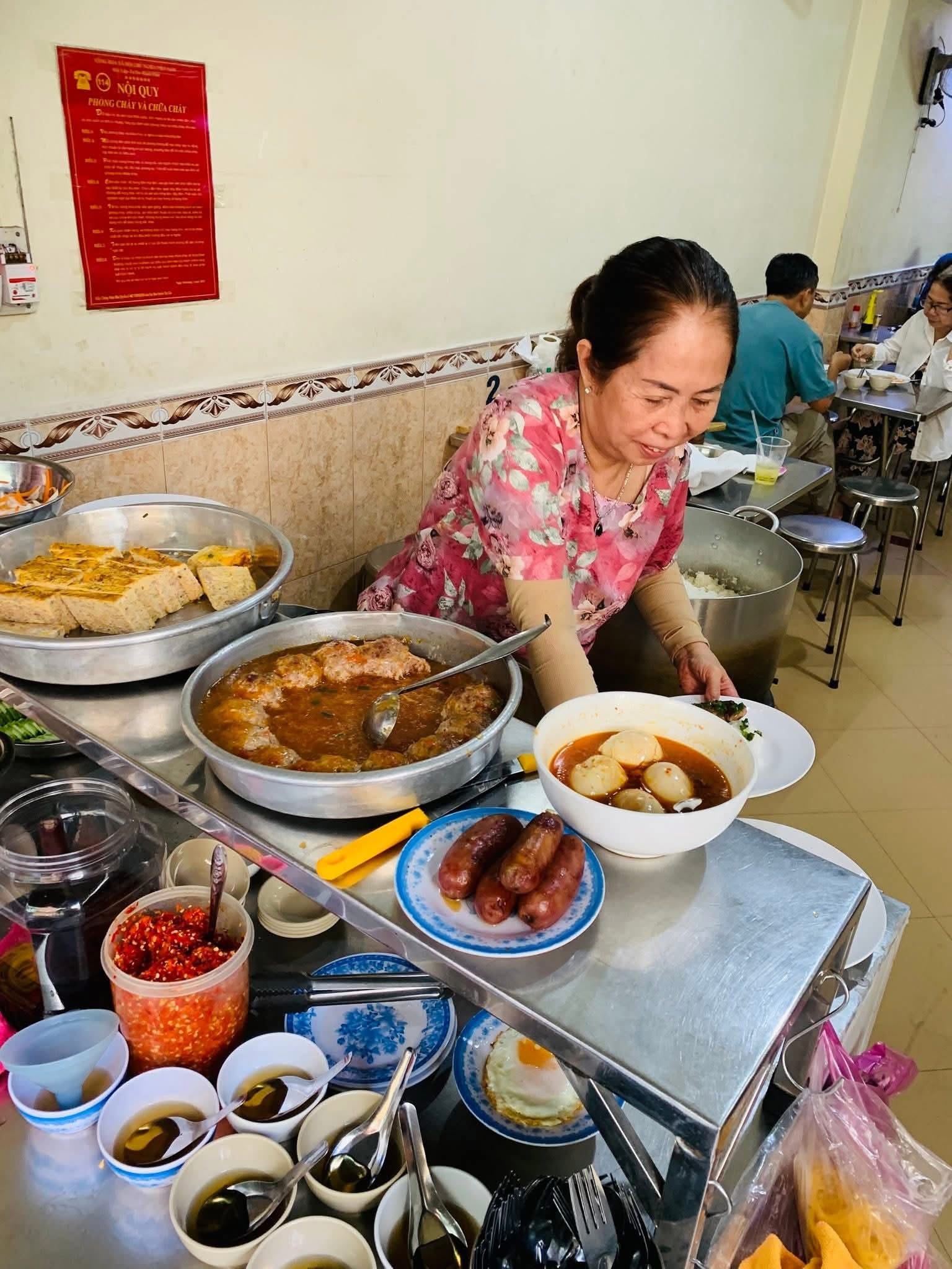 Tiệm cơm lâu năm giữa Quận 1 bỗng nghỉ bán khiến khách tiếc ngẩn ngơ, biết lý do phía sau còn bất ngờ hơn- Ảnh 12. Tiệm cơm lâu năm giữa Quận 1 bỗng nghỉ bán khiến khách tiếc ngẩn ngơ, biết lý do phía sau còn bất ngờ hơn- Ảnh 12.
