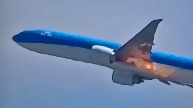 Máy bay Boeing 777 cháy động cơ khi vừa cất cánh- Ảnh 1. Máy bay Boeing 777 cháy động cơ khi vừa cất cánh- Ảnh 1.