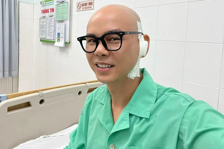 Nam ca sĩ nổi tiếng: Hôn nhân viên mãn bên vợ trẻ, 50 tuổi body 6 múi, phải vá màng nhĩ vì 1 sơ suất- Ảnh 5. Nam ca sĩ nổi tiếng: Hôn nhân viên mãn bên vợ trẻ, 50 tuổi body 6 múi, phải vá màng nhĩ vì 1 sơ suất- Ảnh 5.