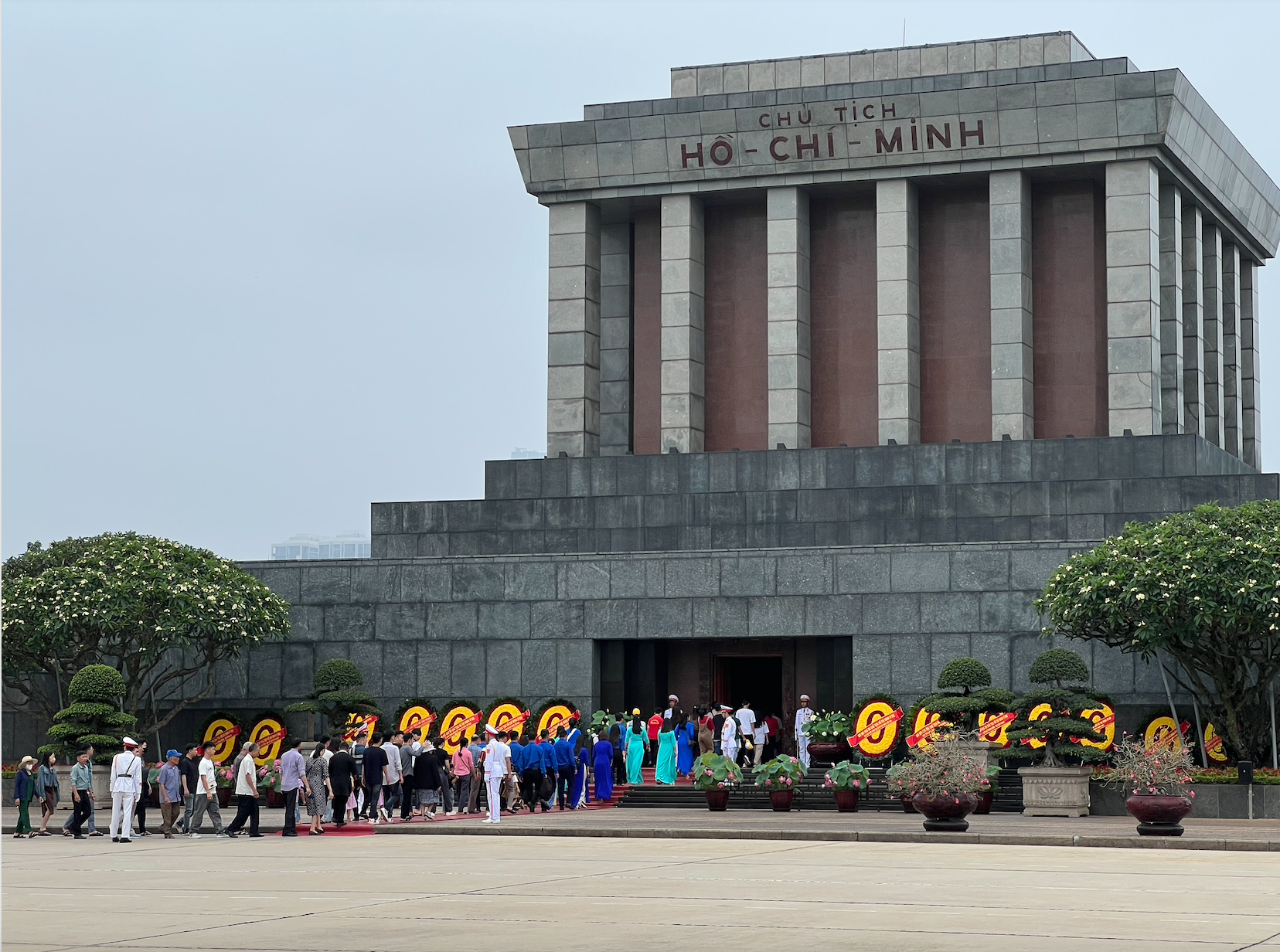 Du khách mọi miền đổ về viếng Lăng Bác đúng ngày 19/5, giới trẻ tự hào cầm trên tay hình ảnh của Người- Ảnh 3. Du khách mọi miền đổ về viếng Lăng Bác đúng ngày 19/5, giới trẻ tự hào cầm trên tay hình ảnh của Người- Ảnh 3.