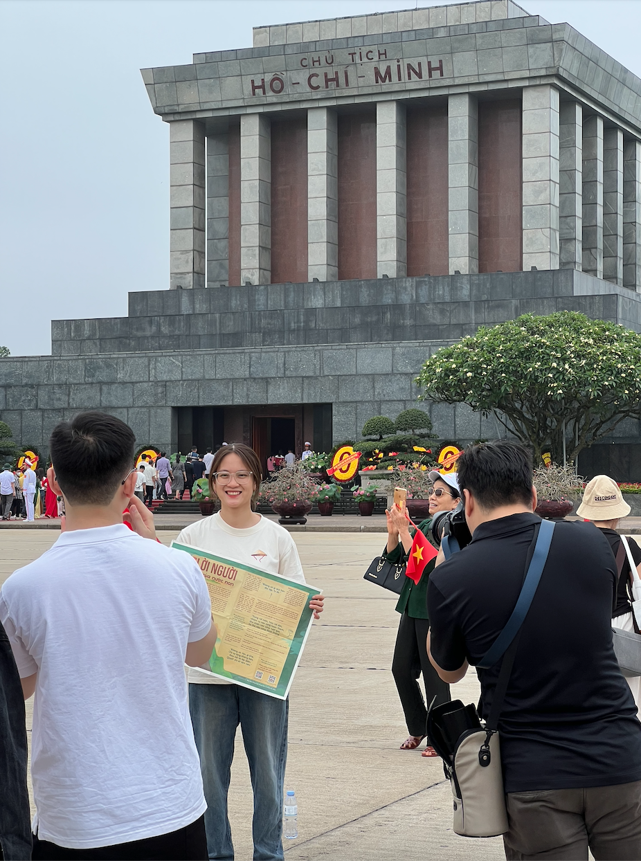 Du khách mọi miền đổ về viếng Lăng Bác đúng ngày 19/5, giới trẻ tự hào cầm trên tay hình ảnh của Người- Ảnh 5. Du khách mọi miền đổ về viếng Lăng Bác đúng ngày 19/5, giới trẻ tự hào cầm trên tay hình ảnh của Người- Ảnh 5.