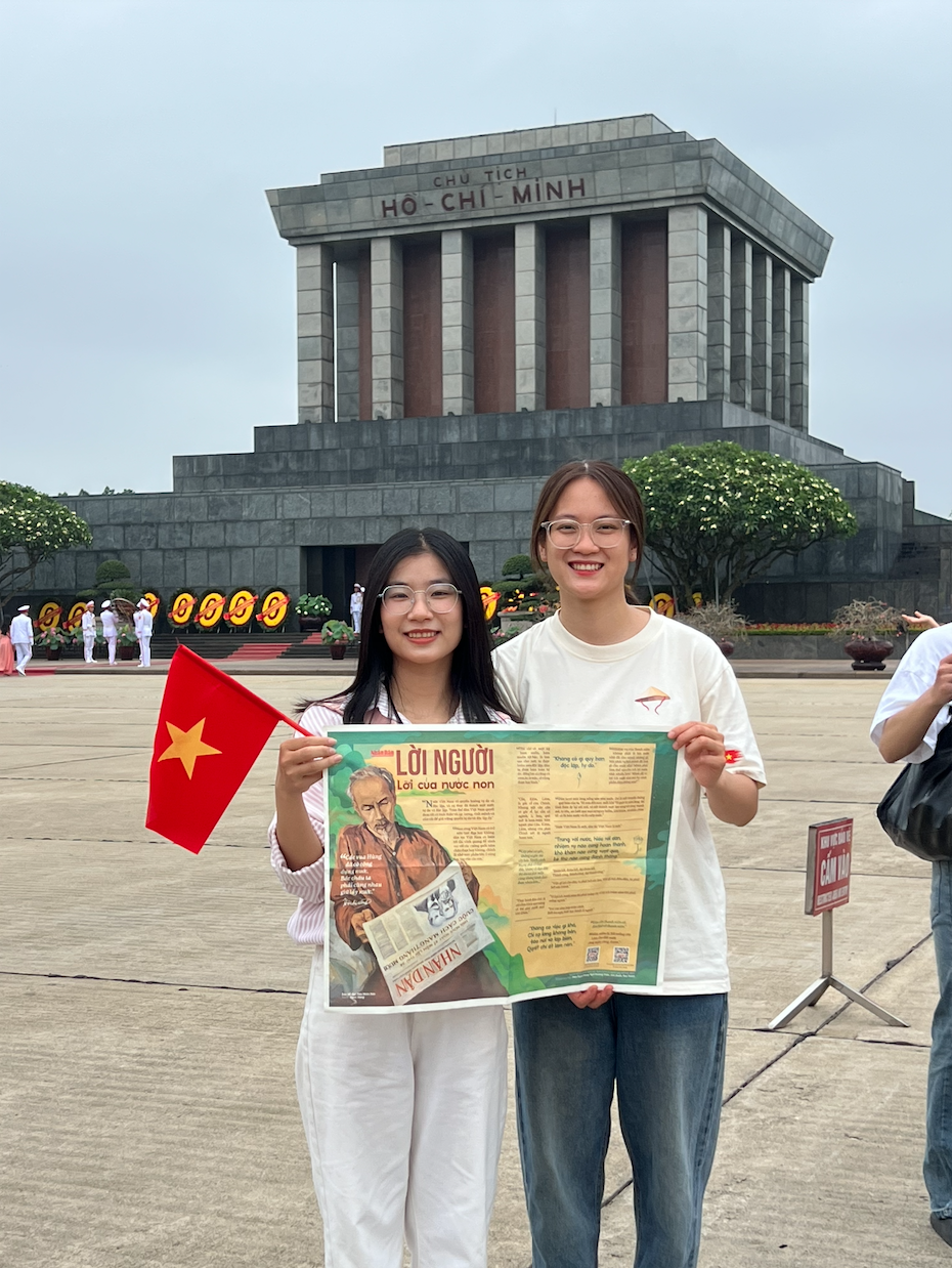 Du khách mọi miền đổ về viếng Lăng Bác đúng ngày 19/5, giới trẻ tự hào cầm trên tay hình ảnh của Người- Ảnh 6. Du khách mọi miền đổ về viếng Lăng Bác đúng ngày 19/5, giới trẻ tự hào cầm trên tay hình ảnh của Người- Ảnh 6.