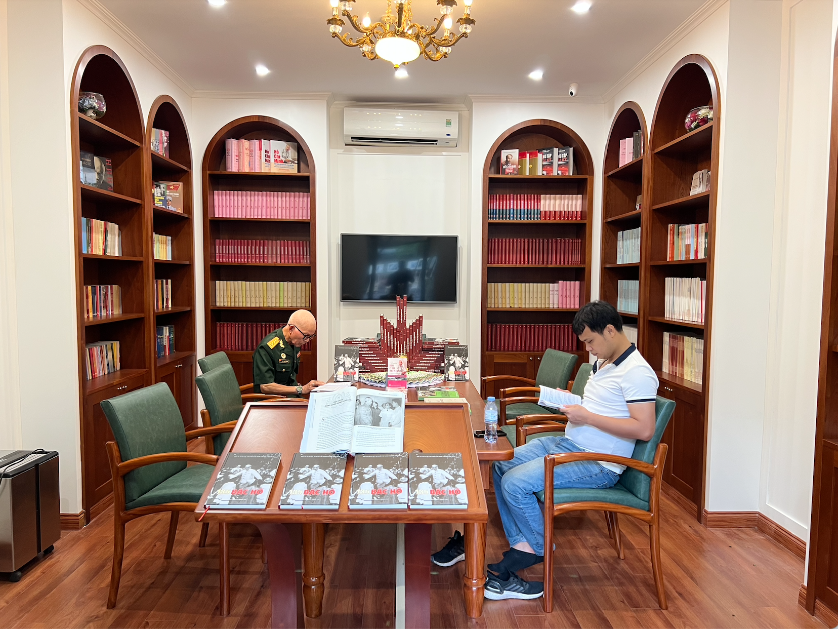 Du khách mọi miền đổ về viếng Lăng Bác đúng ngày 19/5, giới trẻ tự hào cầm trên tay hình ảnh của Người- Ảnh 12. Du khách mọi miền đổ về viếng Lăng Bác đúng ngày 19/5, giới trẻ tự hào cầm trên tay hình ảnh của Người- Ảnh 12.