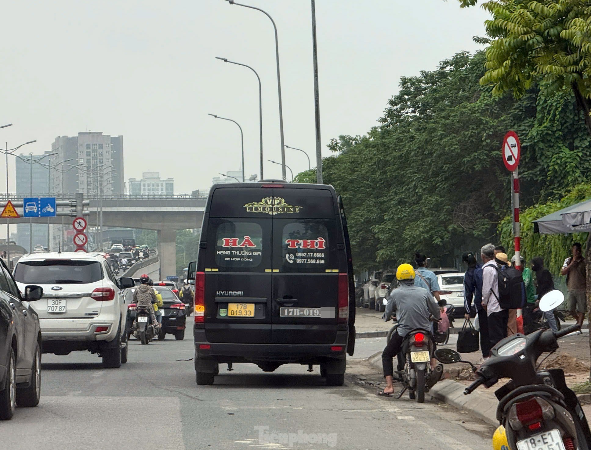 CSGT Hà Nội dùng camera chuyên dụng ghi hình xử lý loạt xe khách vi phạm- Ảnh 1. CSGT Hà Nội dùng camera chuyên dụng ghi hình xử lý loạt xe khách vi phạm- Ảnh 1.