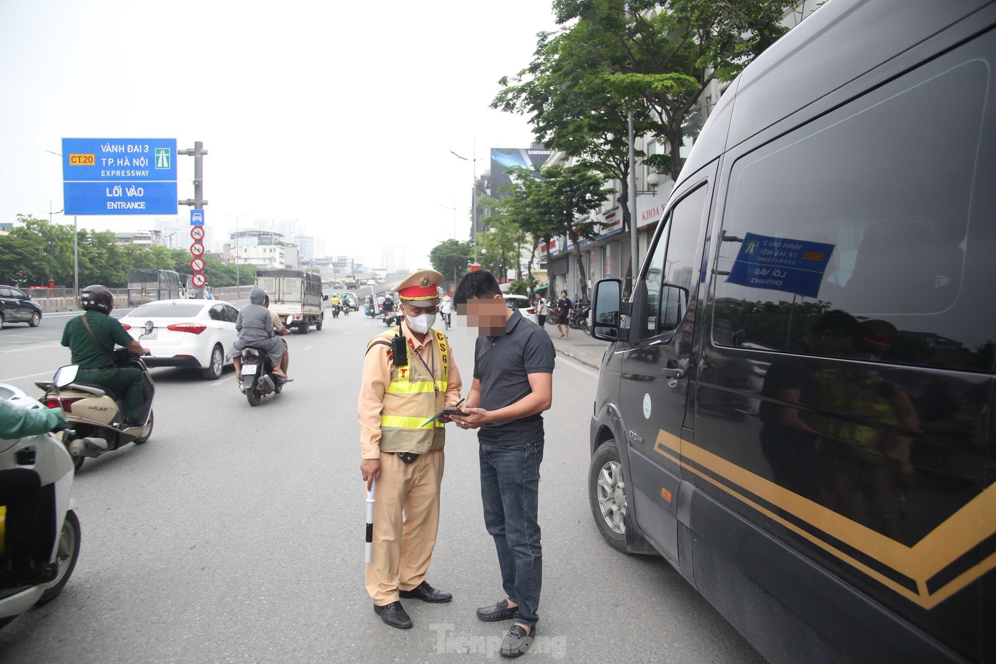 CSGT Hà Nội dùng camera chuyên dụng ghi hình xử lý loạt xe khách vi phạm- Ảnh 8. CSGT Hà Nội dùng camera chuyên dụng ghi hình xử lý loạt xe khách vi phạm- Ảnh 8.