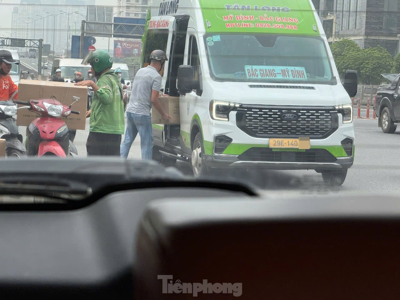 CSGT Hà Nội dùng camera chuyên dụng ghi hình xử lý loạt xe khách vi phạm- Ảnh 2. CSGT Hà Nội dùng camera chuyên dụng ghi hình xử lý loạt xe khách vi phạm- Ảnh 2.