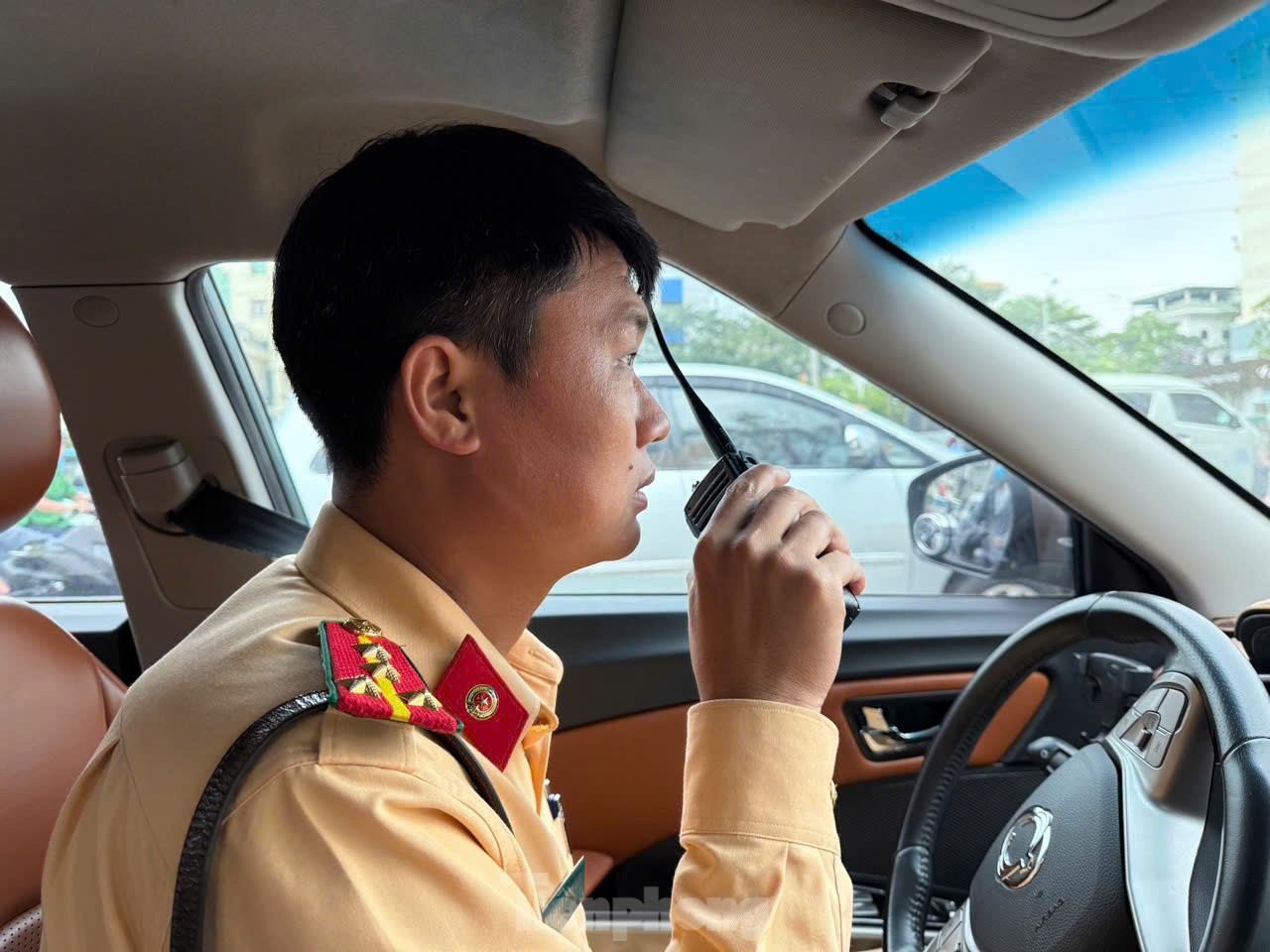 CSGT Hà Nội dùng camera chuyên dụng ghi hình xử lý loạt xe khách vi phạm- Ảnh 5. CSGT Hà Nội dùng camera chuyên dụng ghi hình xử lý loạt xe khách vi phạm- Ảnh 5.