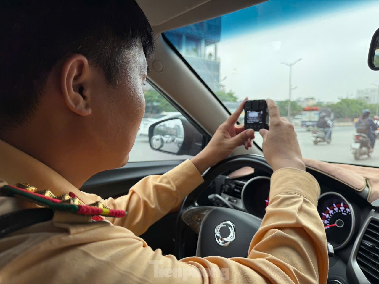CSGT Hà Nội dùng camera chuyên dụng ghi hình xử lý loạt xe khách vi phạm- Ảnh 4. CSGT Hà Nội dùng camera chuyên dụng ghi hình xử lý loạt xe khách vi phạm- Ảnh 4.