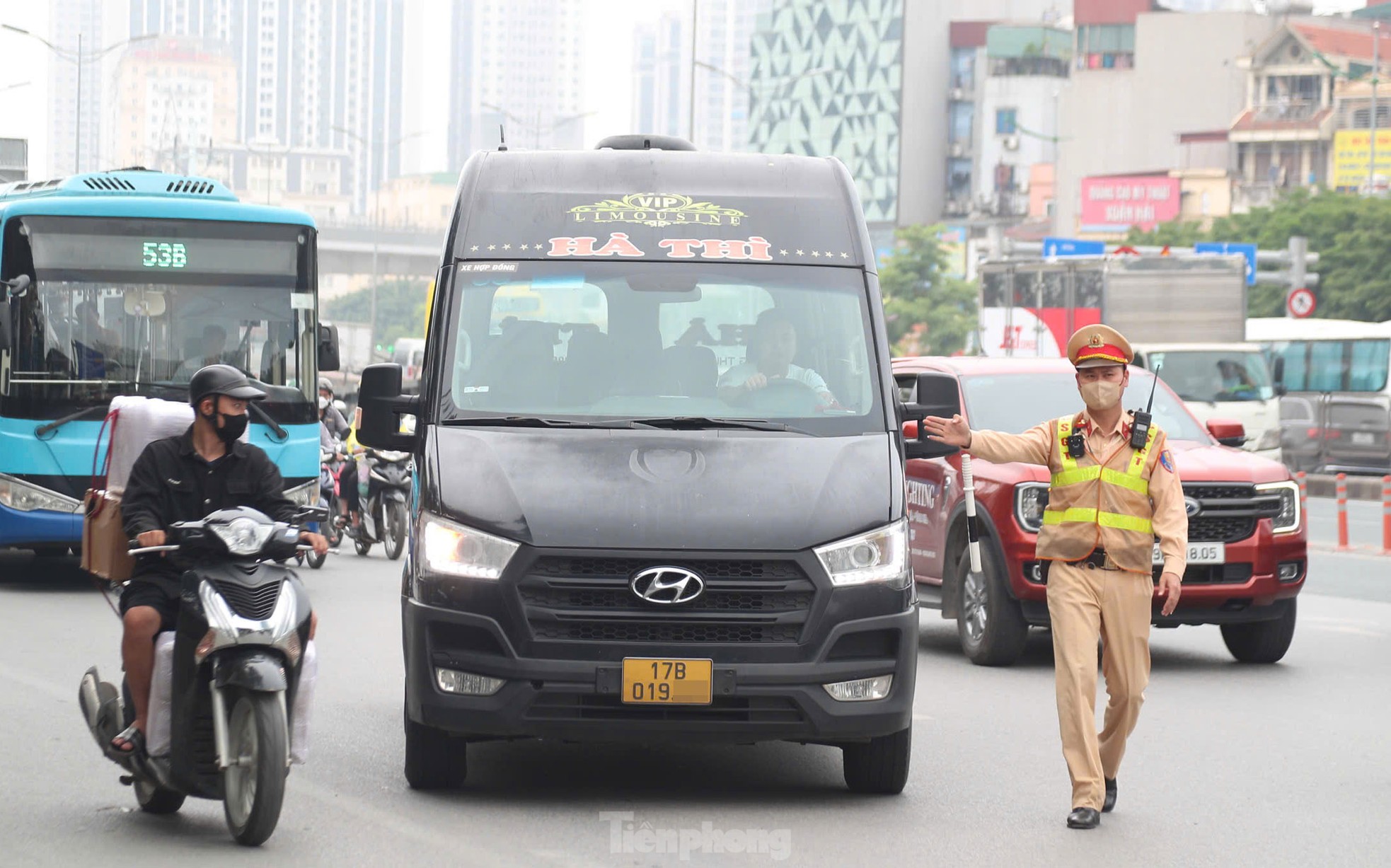 CSGT Hà Nội dùng camera chuyên dụng ghi hình xử lý loạt xe khách vi phạm- Ảnh 3. CSGT Hà Nội dùng camera chuyên dụng ghi hình xử lý loạt xe khách vi phạm- Ảnh 3.