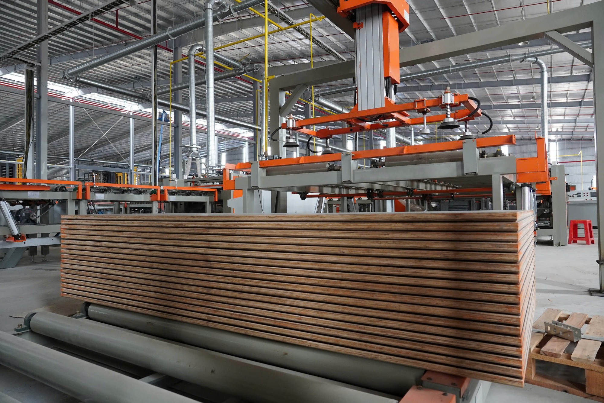 Tỷ phú Trần Đình Long bắt đầu sản xuất một sản phẩm mới toanh, mục tiêu 2030 đứng top 3 doanh nghiệp lớn nhất cả nước- Ảnh 1. Tỷ phú Trần Đình Long bắt đầu sản xuất một sản phẩm mới toanh, mục tiêu 2030 đứng top 3 doanh nghiệp lớn nhất cả nước- Ảnh 1.