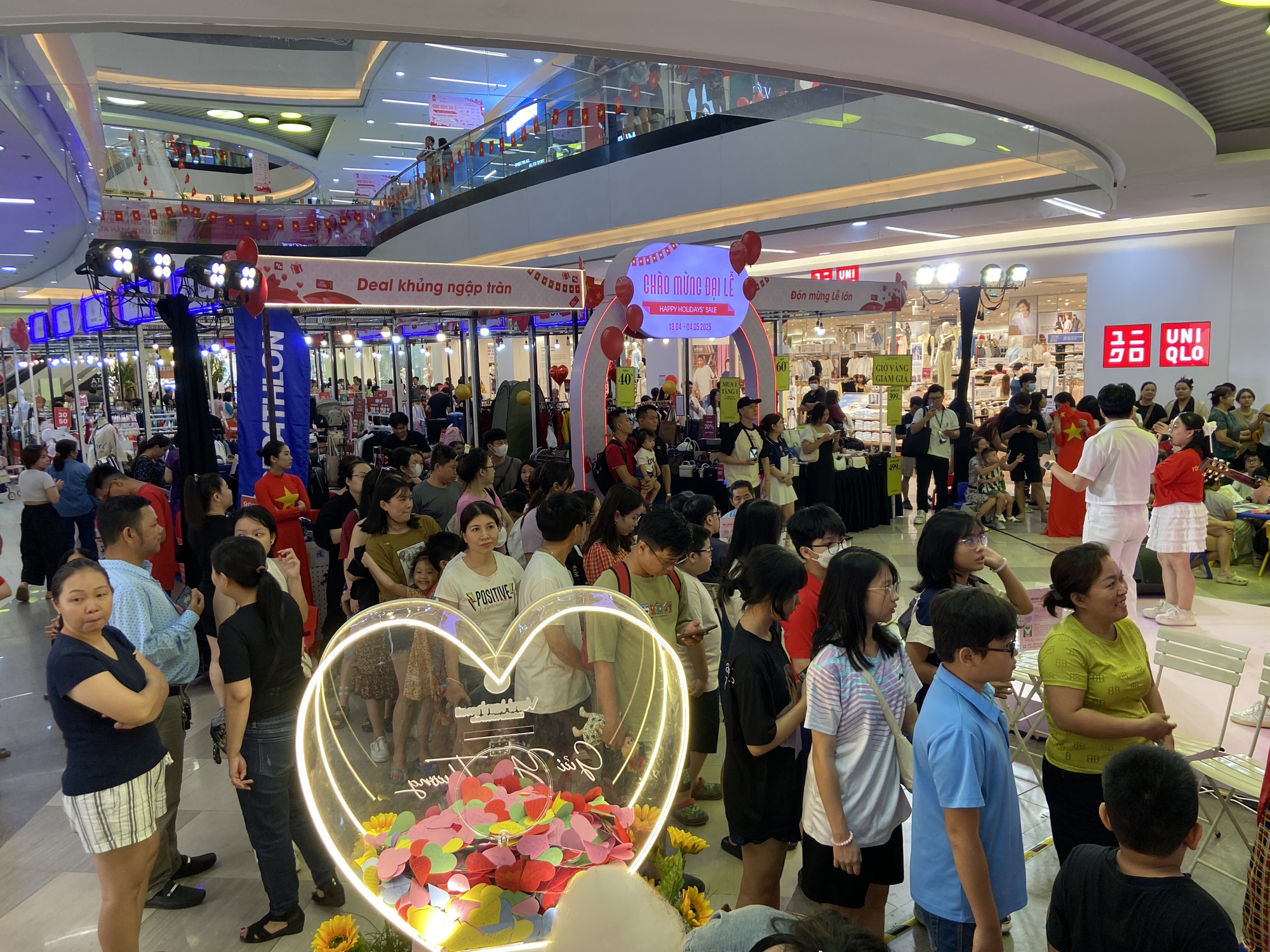 Cảnh tượng khác hoàn toàn tại Vạn Hạnh Mall mấy ngày nay: Dòng người xếp hàng dài, liên tục khen ngợi 1 điều- Ảnh 1.