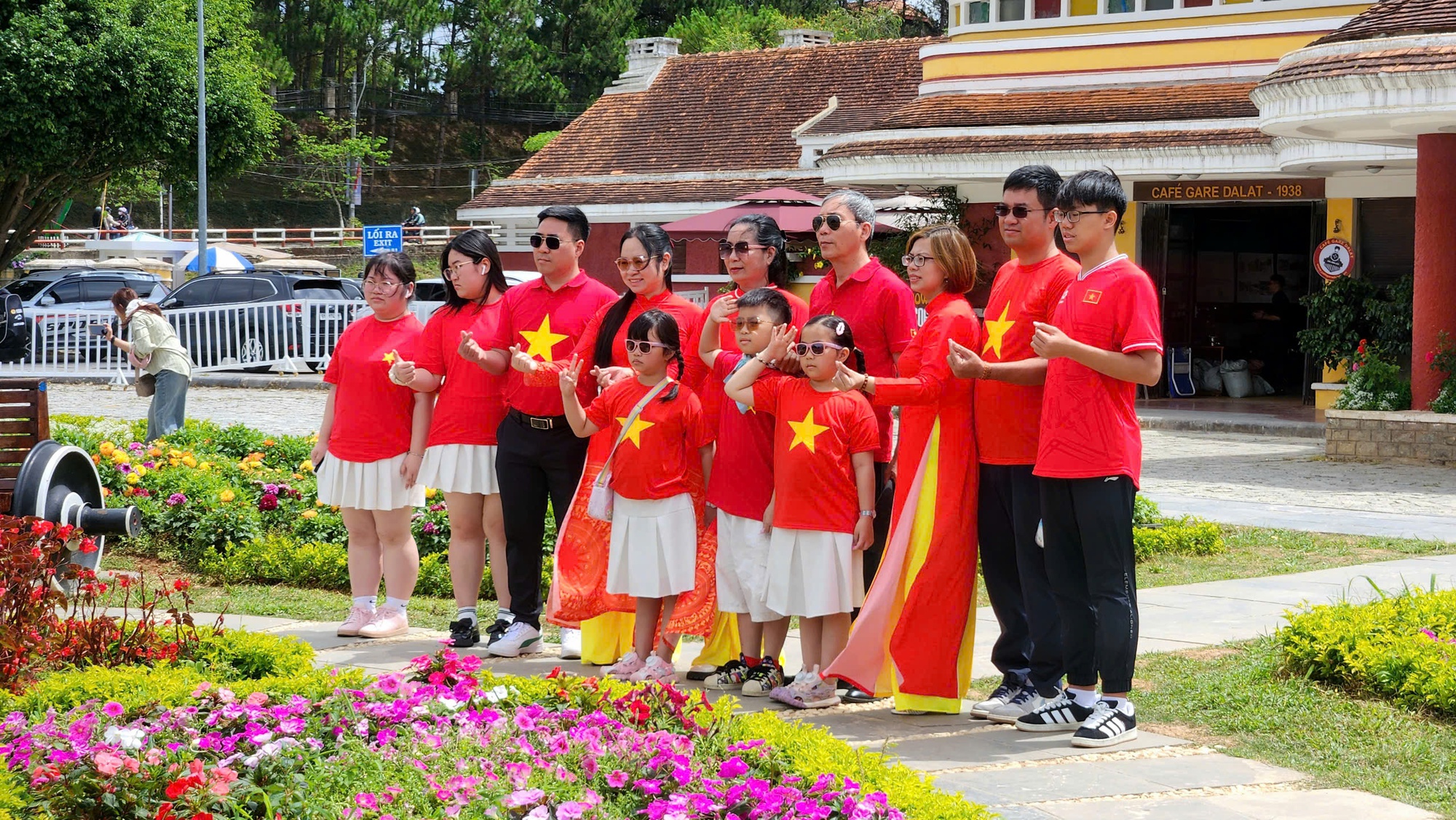 Du lịch bùng nổ dịp lễ 30-4- Ảnh 2. Du lịch bùng nổ dịp lễ 30-4- Ảnh 2.