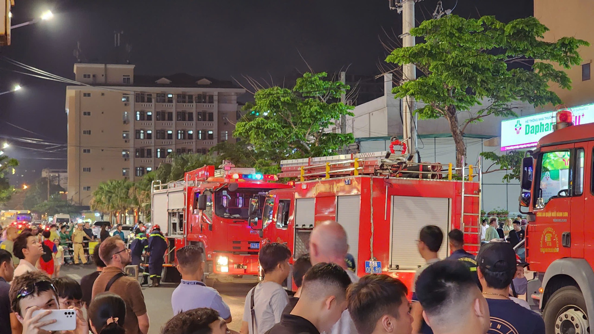 Cháy tại tầng 4 chung cư Mường Thanh, tuyến phố du lịch náo loạn- Ảnh 2. Cháy tại tầng 4 chung cư Mường Thanh, tuyến phố du lịch náo loạn- Ảnh 2.