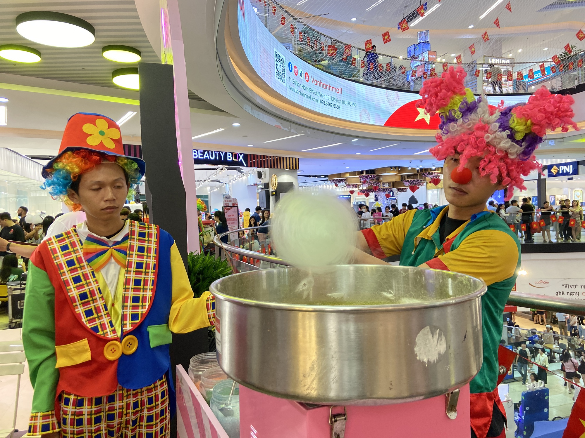 Cảnh tượng khác hoàn toàn tại Vạn Hạnh Mall mấy ngày nay: Dòng người xếp hàng dài, liên tục khen ngợi 1 điều- Ảnh 2.