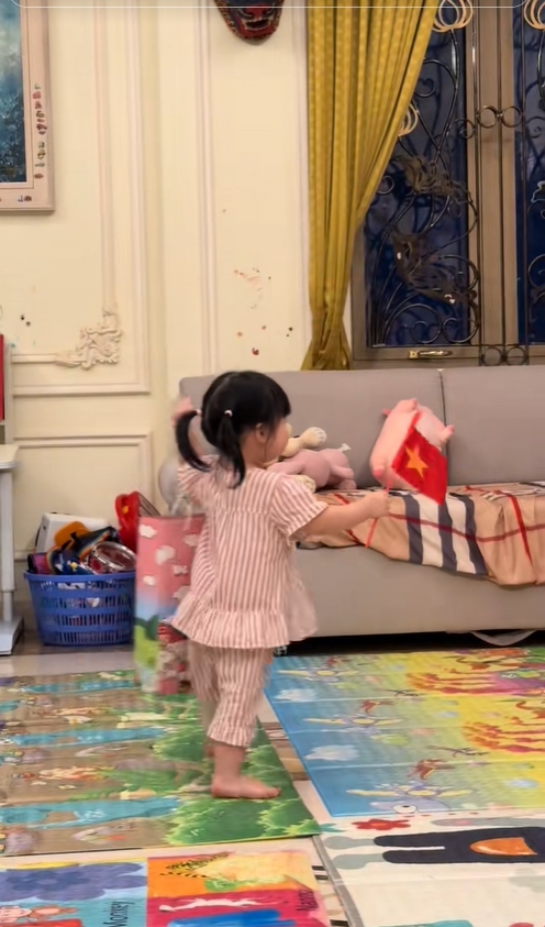 Một thứ nhiều màu trên tường biệt thự nhà chồng “Hoa hậu nghèo nhất Việt Nam” khiến dân tình bàn tán rôm rả- Ảnh 1. Một thứ nhiều màu trên tường biệt thự nhà chồng “Hoa hậu nghèo nhất Việt Nam” khiến dân tình bàn tán rôm rả- Ảnh 1.