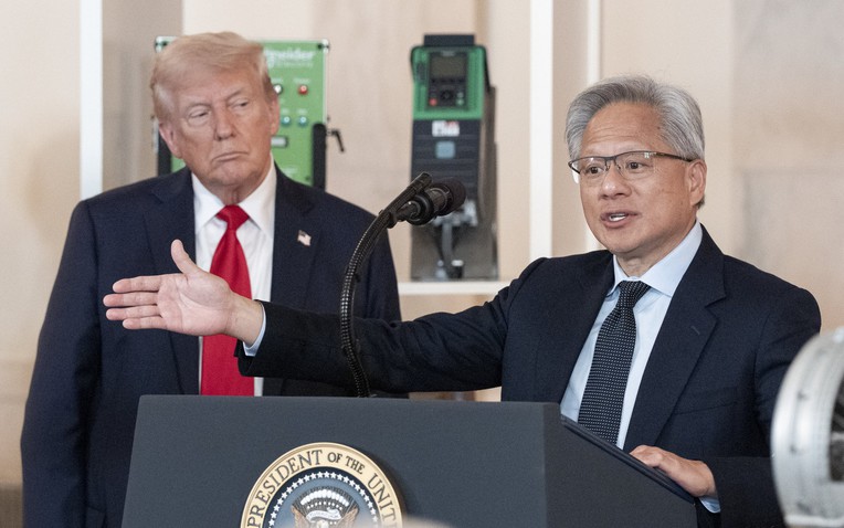 NVIDIA kêu gọi nới lỏng quy định xuất khẩu chip AI, nhưng chính quyền Trump lại muốn siết chặt hơn nữa- Ảnh 1.