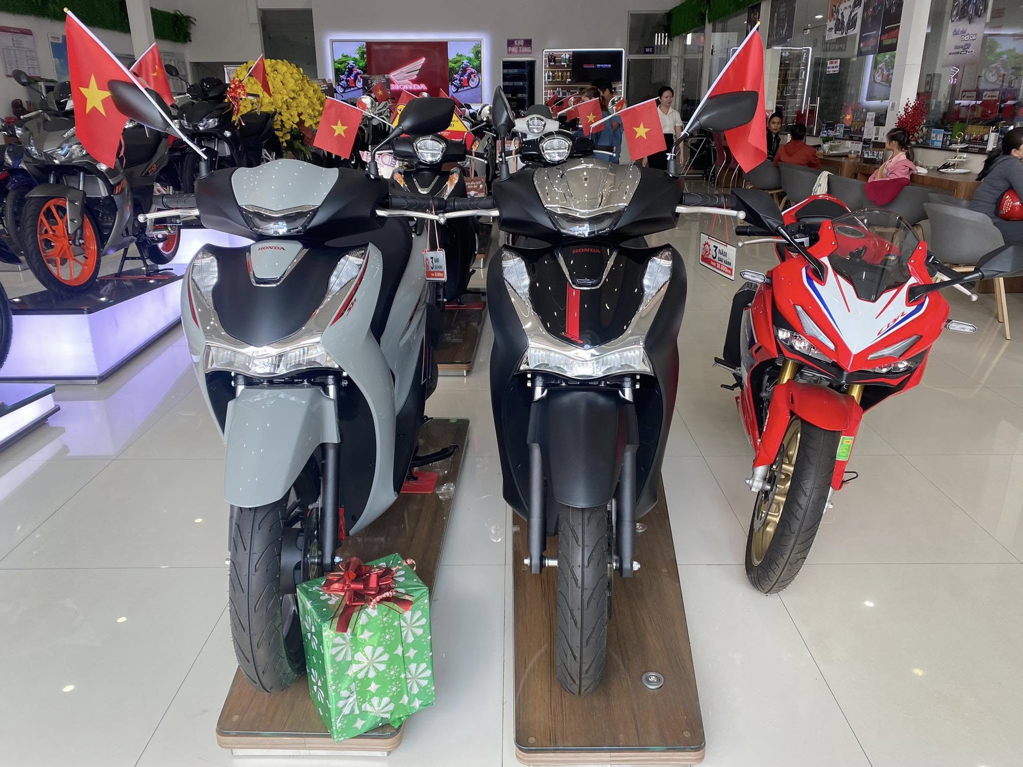 Giá Honda SH thấp hiếm có, một phiên bản giảm đậm gần 25 triệu đồng- Ảnh 1. Giá Honda SH thấp hiếm có, một phiên bản giảm đậm gần 25 triệu đồng- Ảnh 1.