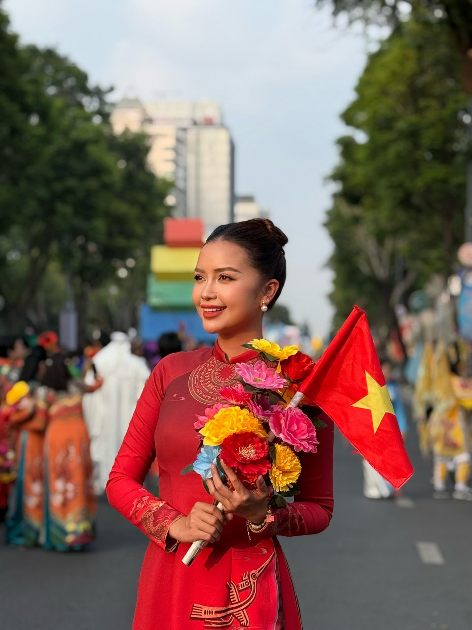 Một người đẹp đi diễu hành trở nên viral khắp MXH, nụ cười trên sóng trực tiếp đánh bại mọi loại thể loại camera- Ảnh 2. Một người đẹp đi diễu hành trở nên viral khắp MXH, nụ cười trên sóng trực tiếp đánh bại mọi loại thể loại camera- Ảnh 2.