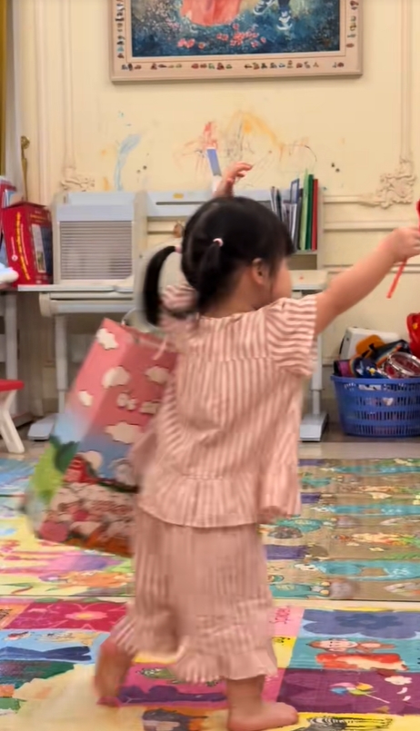 Một thứ nhiều màu trên tường biệt thự nhà chồng “Hoa hậu nghèo nhất Việt Nam” khiến dân tình bàn tán rôm rả- Ảnh 2. Một thứ nhiều màu trên tường biệt thự nhà chồng “Hoa hậu nghèo nhất Việt Nam” khiến dân tình bàn tán rôm rả- Ảnh 2.