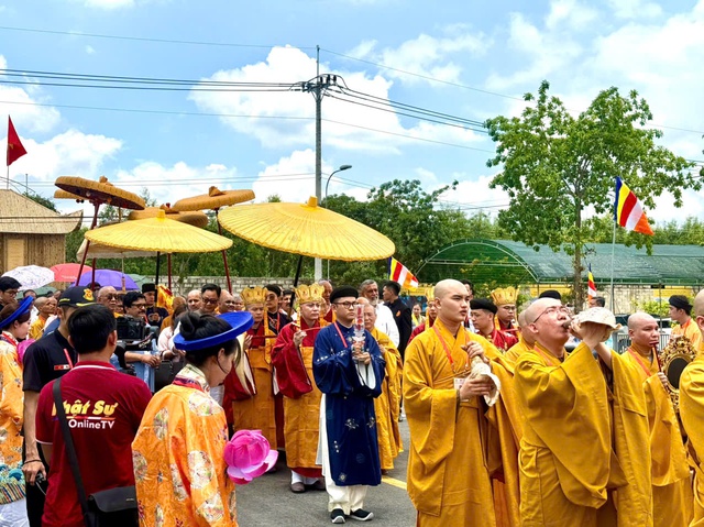 Những hình ảnh cung rước Xá lợi Đức Phật về Bình Chánh- Ảnh 7. Những hình ảnh cung rước Xá lợi Đức Phật về Bình Chánh- Ảnh 7.