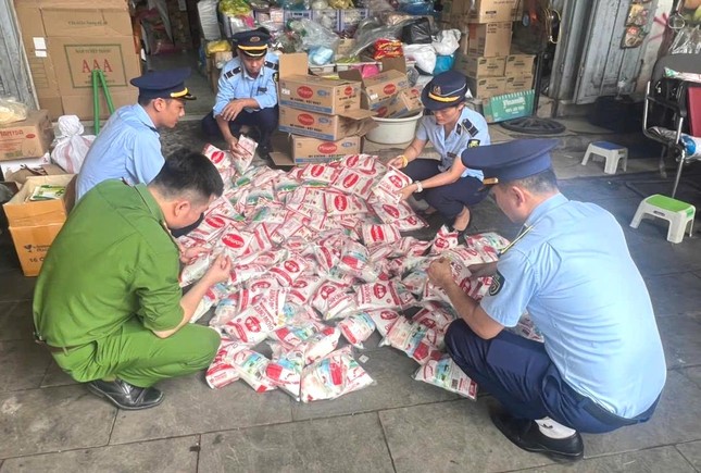 Nghệ An: Phát hiện hơn nửa tấn mì chính nghi giả thương hiệu lớn- Ảnh 1. Nghệ An: Phát hiện hơn nửa tấn mì chính nghi giả thương hiệu lớn- Ảnh 1.