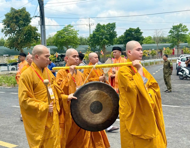 Những hình ảnh cung rước Xá lợi Đức Phật về Bình Chánh- Ảnh 6. Những hình ảnh cung rước Xá lợi Đức Phật về Bình Chánh- Ảnh 6.