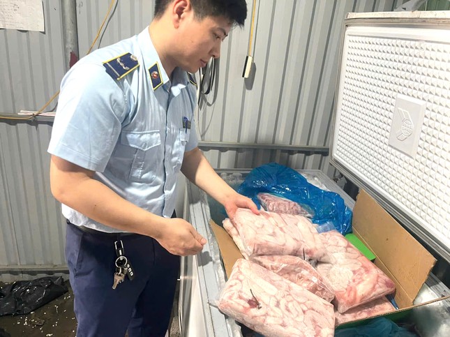 Nghệ An: Phát hiện hơn nửa tấn mì chính nghi giả thương hiệu lớn- Ảnh 3. Nghệ An: Phát hiện hơn nửa tấn mì chính nghi giả thương hiệu lớn- Ảnh 3.