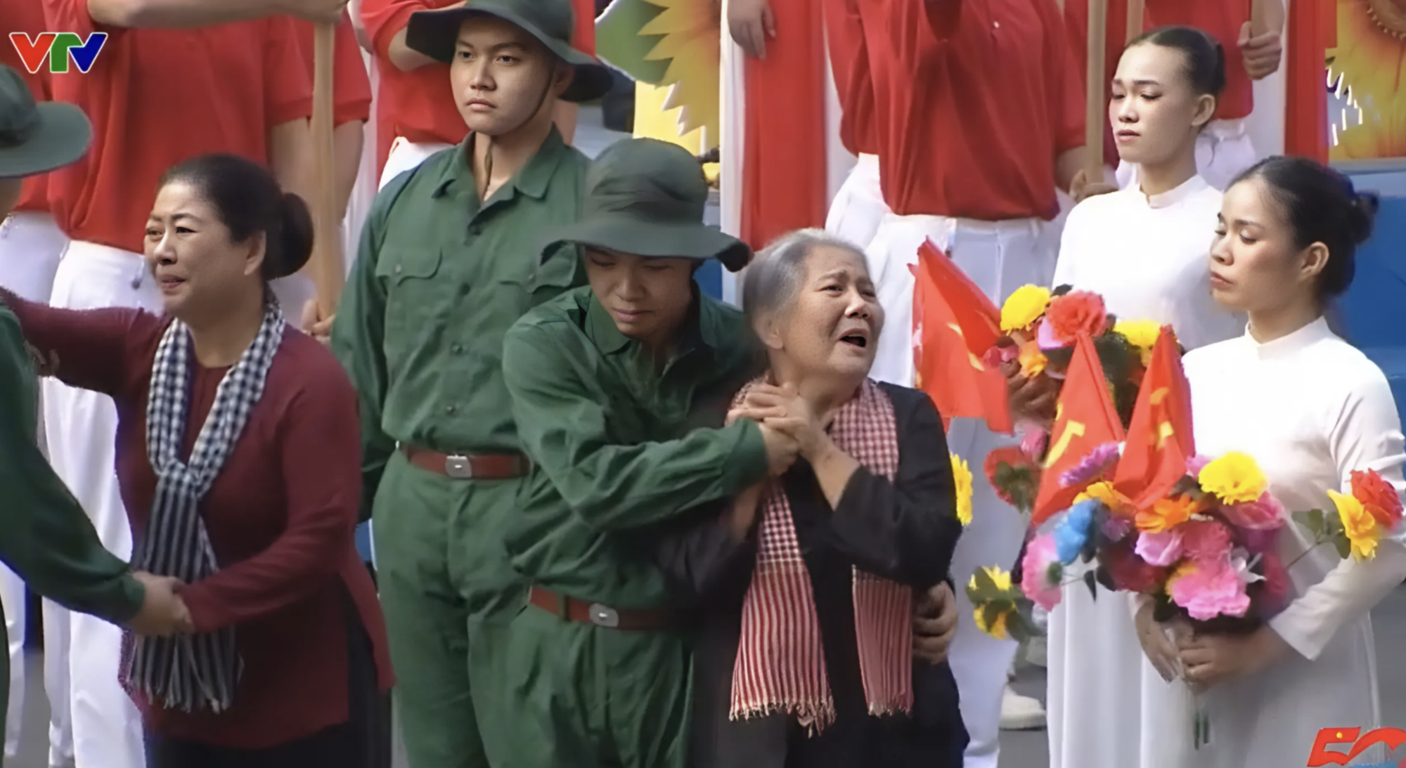Cuộc sống của nữ NSƯT lấy nước mắt triệu người ở lễ diễu binh 30/4, nhạc nổi lên là khóc- Ảnh 1. Cuộc sống của nữ NSƯT lấy nước mắt triệu người ở lễ diễu binh 30/4, nhạc nổi lên là khóc- Ảnh 1.