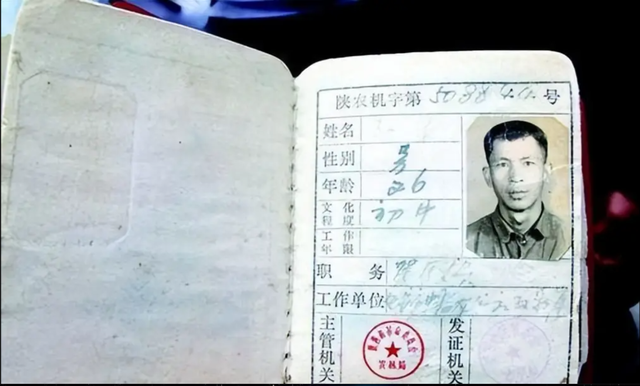 Cảnh sát yêu cầu, cụ ông 72 tuổi xuất trình bằng lái viết tay, nào ngờ sau khi xem anh nói: Mời ông đi!- Ảnh 3.