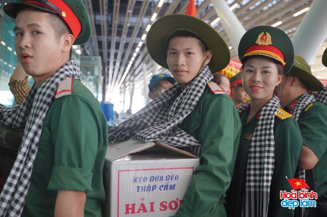 Cảnh tượng hiếm có ở sân bay Tân Sơn Nhất: Một màu xanh đồng loạt khiến ai cũng ngoái nhìn!- Ảnh 5. Cảnh tượng hiếm có ở sân bay Tân Sơn Nhất: Một màu xanh đồng loạt khiến ai cũng ngoái nhìn!- Ảnh 5.