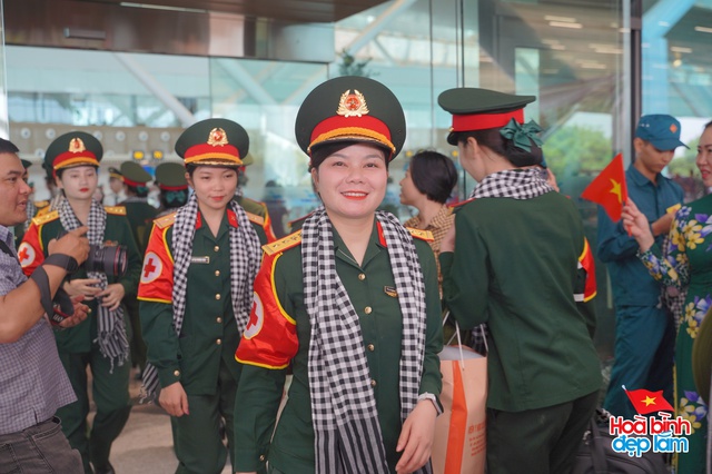Cảnh tượng hiếm có ở sân bay Tân Sơn Nhất: Một màu xanh đồng loạt khiến ai cũng ngoái nhìn!- Ảnh 10. Cảnh tượng hiếm có ở sân bay Tân Sơn Nhất: Một màu xanh đồng loạt khiến ai cũng ngoái nhìn!- Ảnh 10.