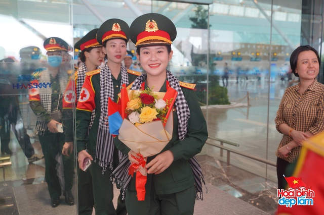 Cảnh tượng hiếm có ở sân bay Tân Sơn Nhất: Một màu xanh đồng loạt khiến ai cũng ngoái nhìn!- Ảnh 9. Cảnh tượng hiếm có ở sân bay Tân Sơn Nhất: Một màu xanh đồng loạt khiến ai cũng ngoái nhìn!- Ảnh 9.