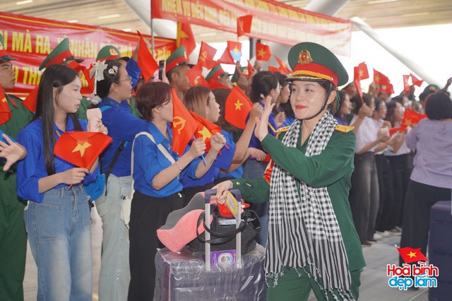 Cảnh tượng hiếm có ở sân bay Tân Sơn Nhất: Một màu xanh đồng loạt khiến ai cũng ngoái nhìn!- Ảnh 3. Cảnh tượng hiếm có ở sân bay Tân Sơn Nhất: Một màu xanh đồng loạt khiến ai cũng ngoái nhìn!- Ảnh 3.