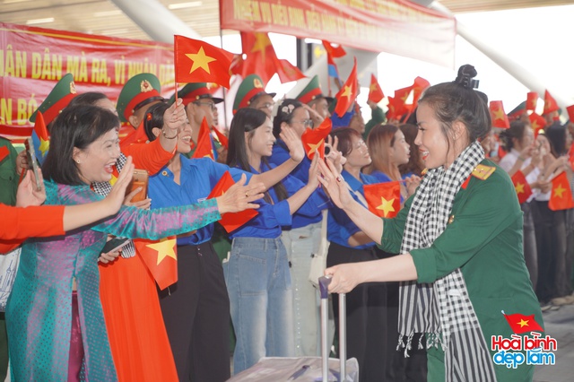Cảnh tượng hiếm có ở sân bay Tân Sơn Nhất: Một màu xanh đồng loạt khiến ai cũng ngoái nhìn!- Ảnh 2. Cảnh tượng hiếm có ở sân bay Tân Sơn Nhất: Một màu xanh đồng loạt khiến ai cũng ngoái nhìn!- Ảnh 2.