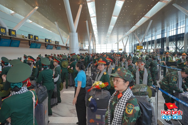 Cảnh tượng hiếm có ở sân bay Tân Sơn Nhất: Một màu xanh đồng loạt khiến ai cũng ngoái nhìn!- Ảnh 1. Cảnh tượng hiếm có ở sân bay Tân Sơn Nhất: Một màu xanh đồng loạt khiến ai cũng ngoái nhìn!- Ảnh 1.
