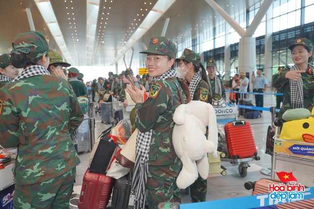 Cảnh tượng hiếm có ở sân bay Tân Sơn Nhất: Một màu xanh đồng loạt khiến ai cũng ngoái nhìn!- Ảnh 8. Cảnh tượng hiếm có ở sân bay Tân Sơn Nhất: Một màu xanh đồng loạt khiến ai cũng ngoái nhìn!- Ảnh 8.