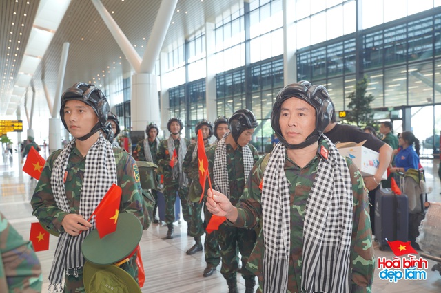 Cảnh tượng hiếm có ở sân bay Tân Sơn Nhất: Một màu xanh đồng loạt khiến ai cũng ngoái nhìn!- Ảnh 6. Cảnh tượng hiếm có ở sân bay Tân Sơn Nhất: Một màu xanh đồng loạt khiến ai cũng ngoái nhìn!- Ảnh 6.
