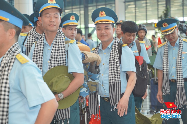 Cảnh tượng hiếm có ở sân bay Tân Sơn Nhất: Một màu xanh đồng loạt khiến ai cũng ngoái nhìn!- Ảnh 4. Cảnh tượng hiếm có ở sân bay Tân Sơn Nhất: Một màu xanh đồng loạt khiến ai cũng ngoái nhìn!- Ảnh 4.