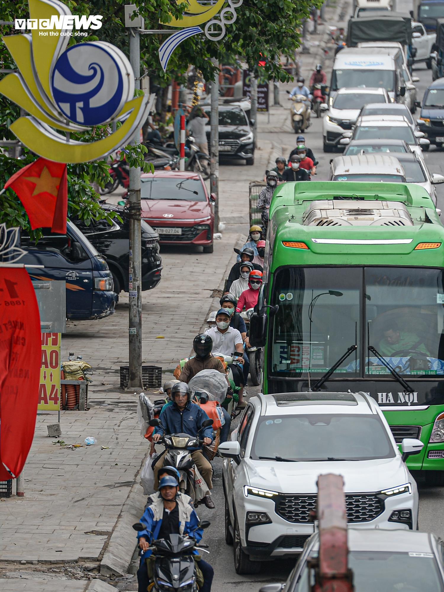 Nơi xây cầu vượt gần 880 tỷ 'giải cứu' nút thắt giao thông phía Tây Hà Nội- Ảnh 8. Nơi xây cầu vượt gần 880 tỷ 'giải cứu' nút thắt giao thông phía Tây Hà Nội- Ảnh 8.