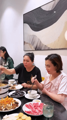 Cảnh sống chung với mẹ chồng lẫn mẹ đẻ của một hot TikToker khiến dân mạng ngỡ ngàng: Con dâu vừa giỏi vừa giàu thì mẹ chồng nào dám chê?!- Ảnh 3. Cảnh sống chung với mẹ chồng lẫn mẹ đẻ của một hot TikToker khiến dân mạng ngỡ ngàng: Con dâu vừa giỏi vừa giàu thì mẹ chồng nào dám chê?!- Ảnh 3.