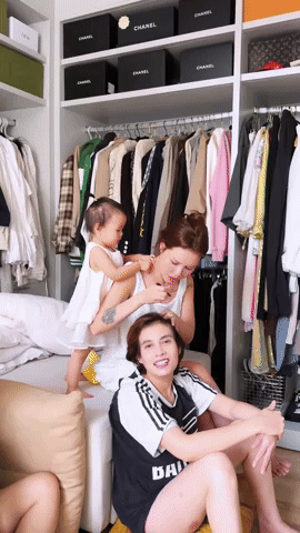 Cảnh sống chung với mẹ chồng lẫn mẹ đẻ của một hot TikToker khiến dân mạng ngỡ ngàng: Con dâu vừa giỏi vừa giàu thì mẹ chồng nào dám chê?!- Ảnh 4. Cảnh sống chung với mẹ chồng lẫn mẹ đẻ của một hot TikToker khiến dân mạng ngỡ ngàng: Con dâu vừa giỏi vừa giàu thì mẹ chồng nào dám chê?!- Ảnh 4.