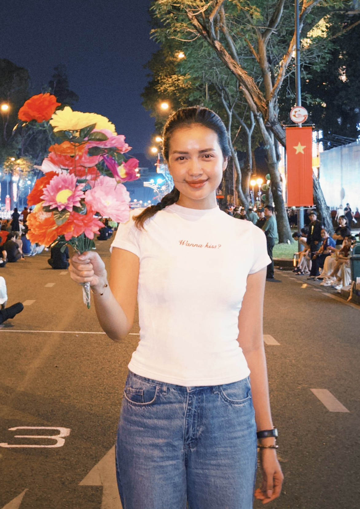 Một người đẹp đi diễu hành trở nên viral khắp MXH, nụ cười trên sóng trực tiếp đánh bại mọi loại thể loại camera- Ảnh 4. Một người đẹp đi diễu hành trở nên viral khắp MXH, nụ cười trên sóng trực tiếp đánh bại mọi loại thể loại camera- Ảnh 4.