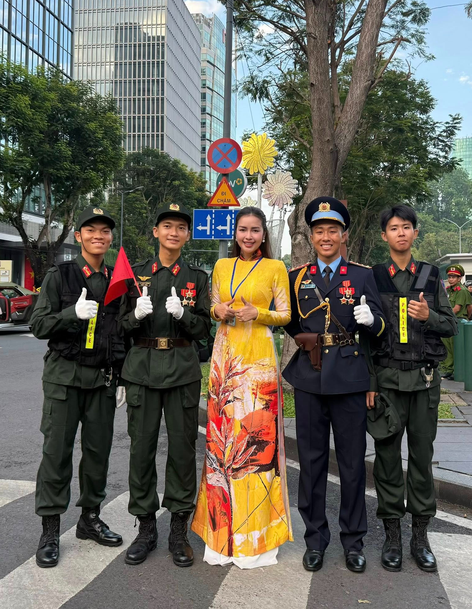 Một người đẹp đi diễu hành trở nên viral khắp MXH, nụ cười trên sóng trực tiếp đánh bại mọi loại thể loại camera- Ảnh 6. Một người đẹp đi diễu hành trở nên viral khắp MXH, nụ cười trên sóng trực tiếp đánh bại mọi loại thể loại camera- Ảnh 6.