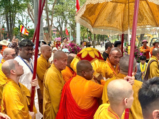 Những hình ảnh cung rước Xá lợi Đức Phật về Bình Chánh- Ảnh 4. Những hình ảnh cung rước Xá lợi Đức Phật về Bình Chánh- Ảnh 4.