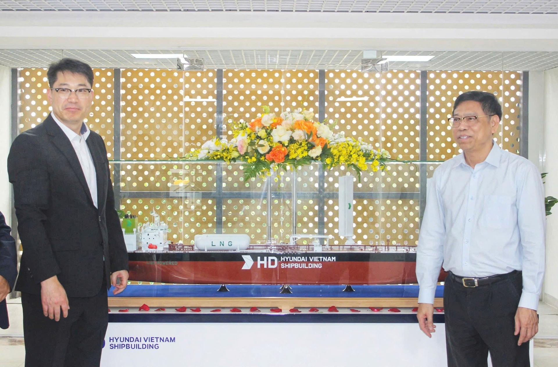 Ngành đóng tàu Việt Nam chuẩn bị nhận đầu tư thêm hơn 2.000 tỷ đồng từ liên doanh với HD Hyundai- Ảnh 1. Ngành đóng tàu Việt Nam chuẩn bị nhận đầu tư thêm hơn 2.000 tỷ đồng từ liên doanh với HD Hyundai- Ảnh 1.