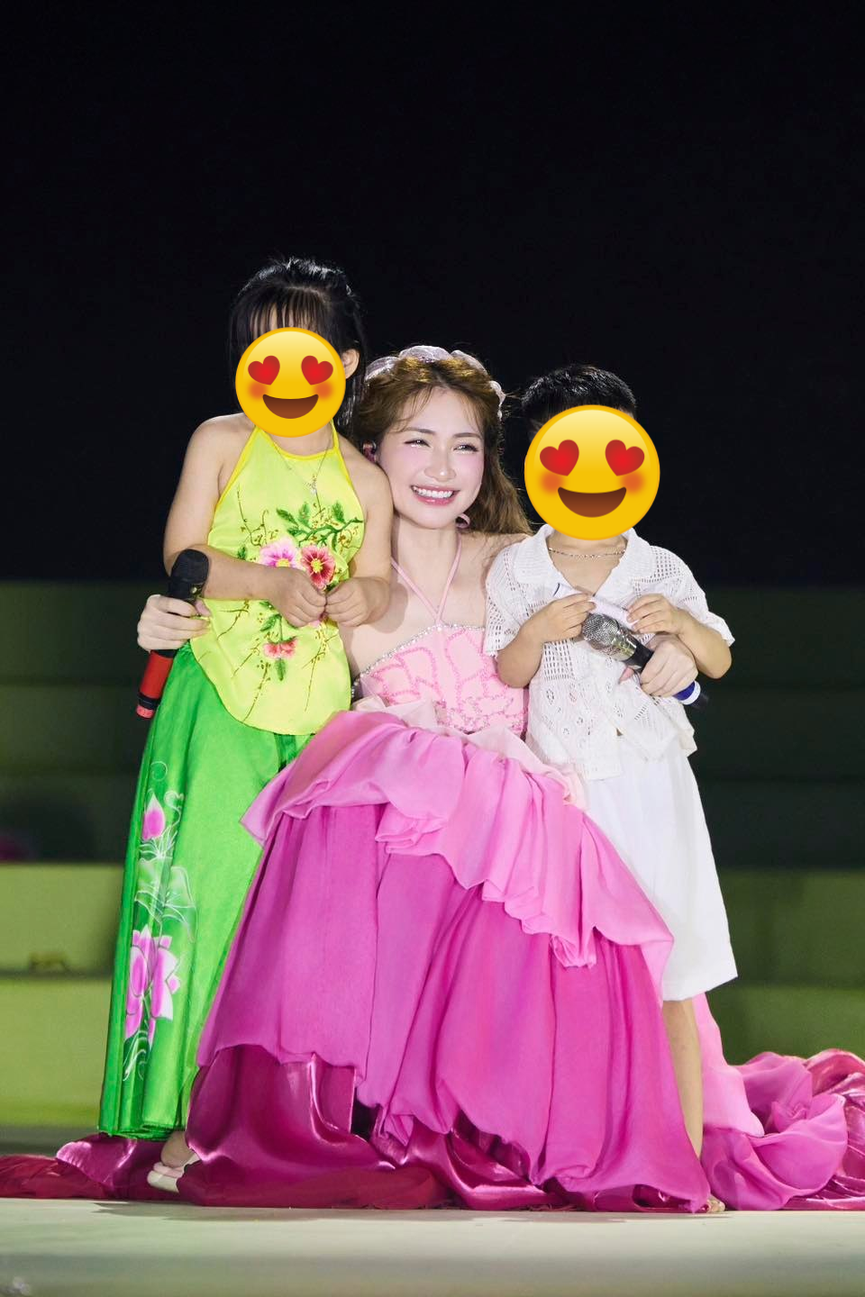 Hoà Minzy vay tiền khán giả ngay trên sân khấu, lý do là gì?- Ảnh 5. Hoà Minzy vay tiền khán giả ngay trên sân khấu, lý do là gì?- Ảnh 5.
