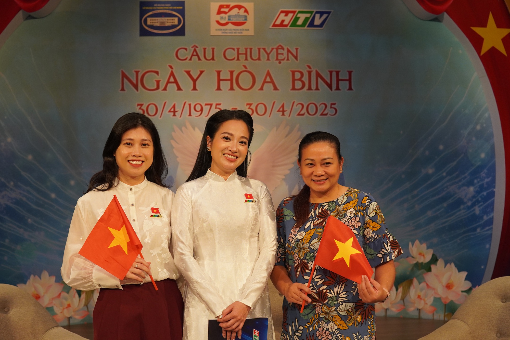 Bà xã NSƯT Quốc Cơ - MC Hồng Phượng hội ngộ cùng Hoa hậu Bảo Ngọc trong chương trình mừng đại lễ 30/4- Ảnh 1. Bà xã NSƯT Quốc Cơ - MC Hồng Phượng hội ngộ cùng Hoa hậu Bảo Ngọc trong chương trình mừng đại lễ 30/4- Ảnh 1.