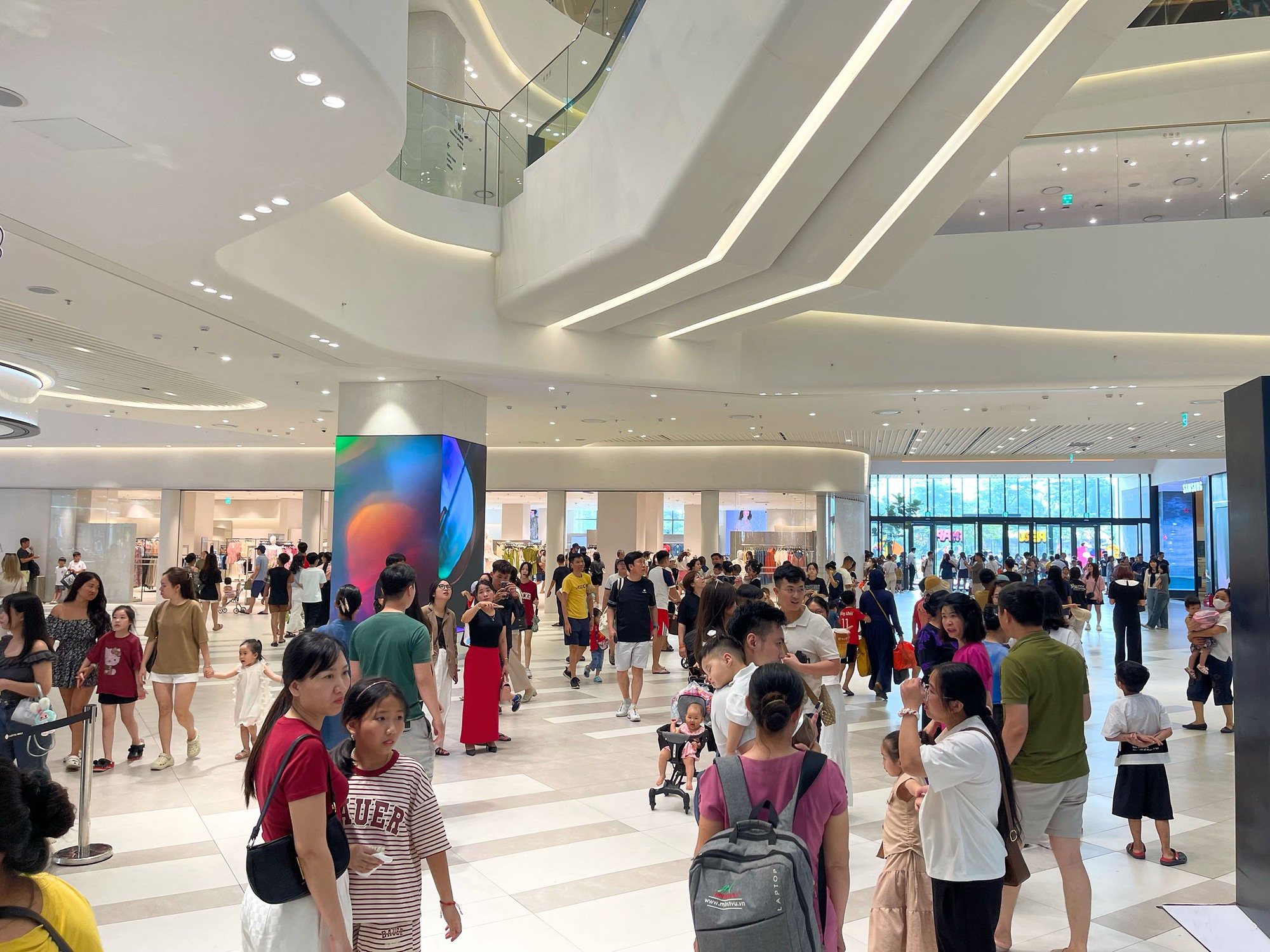 Hà Nội: Người dân đổ đến các Trung tâm Thương mại để tránh nắng 33°C trong kỳ nghỉ lễ 30/4 - 1/5- Ảnh 1. Hà Nội: Người dân đổ đến các Trung tâm Thương mại để tránh nắng 33°C trong kỳ nghỉ lễ 30/4 - 1/5- Ảnh 1.
