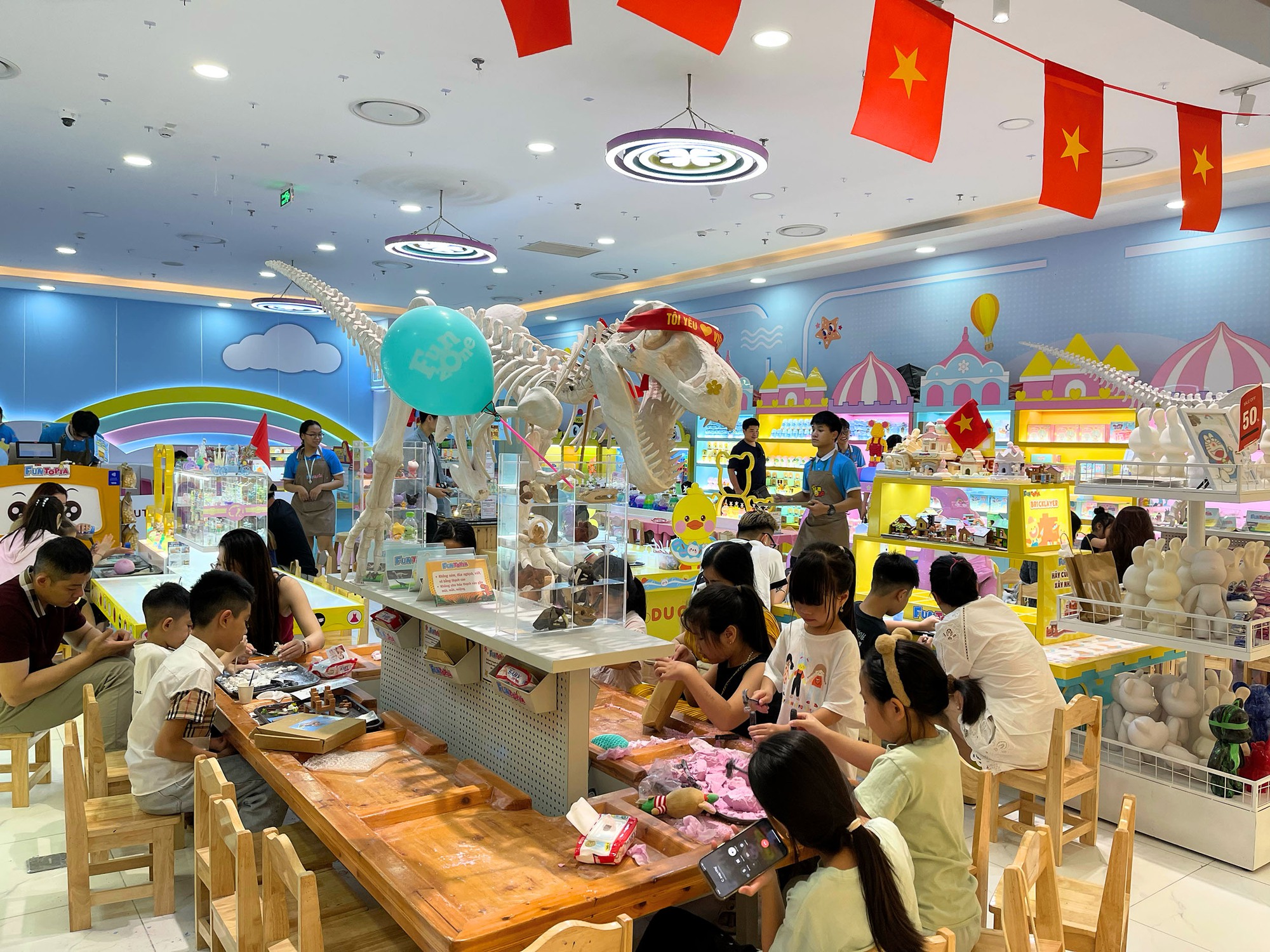 Hà Nội: Người dân đổ đến các Trung tâm Thương mại để tránh nắng 33°C trong kỳ nghỉ lễ 30/4 - 1/5- Ảnh 3. Hà Nội: Người dân đổ đến các Trung tâm Thương mại để tránh nắng 33°C trong kỳ nghỉ lễ 30/4 - 1/5- Ảnh 3.
